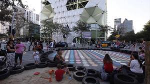 Un aspecto del ambiente en la ’superilla’ del Poblenou.