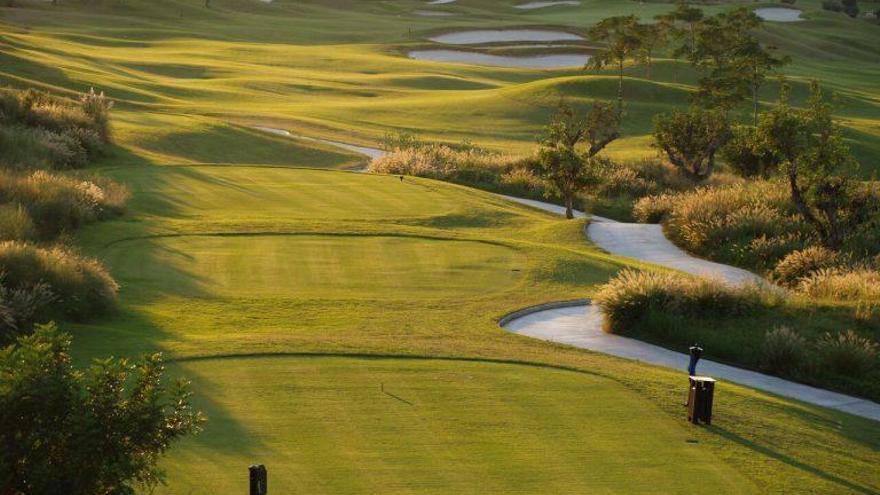 Una imagen del campo de Foressos Golf, en Picasent, y de Font del Llop en la localidad de Monforte del Cid.