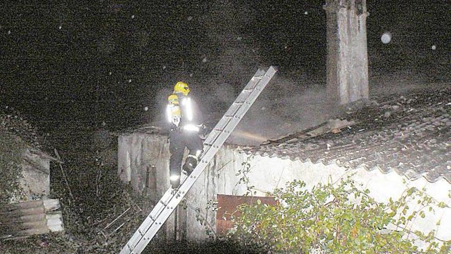 Los bomberos del Morrazo sofocan el incendio de una vivienda rural en Pastoriza