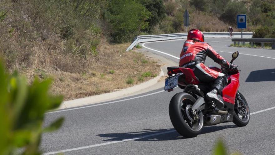 Ni pantaló curt ni xancletes en moto: els mossos controlaran l&#039;equipació