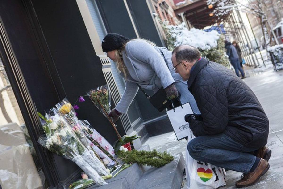 Dos novaiorquesos deixen flors davant l’edifici d’apartaments on vivia Philip Seymour Hoffman, aquest dimarts. Dos novaiorquesos deixen flors davant l’edifici d’apartaments on vivia Philip Seymour Hoffman, aquest dimarts.