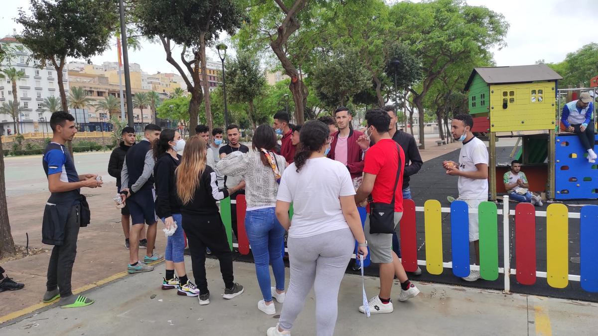 Estudiantes universitarios, entre ellos un cordobés, repartiendo bocadillos a menores marroquíes en Ceuta.