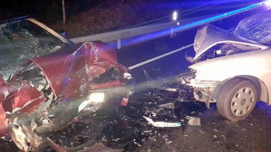 Los dos coches implicados en Caldas, con serios daños. // R. Vázquez