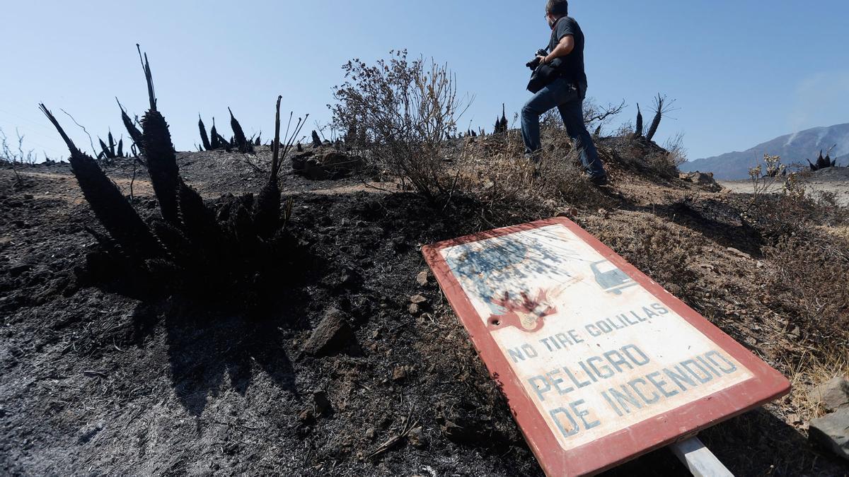Tercera jornada de trabajos de extinción del incendio en Sierra Bermeja.