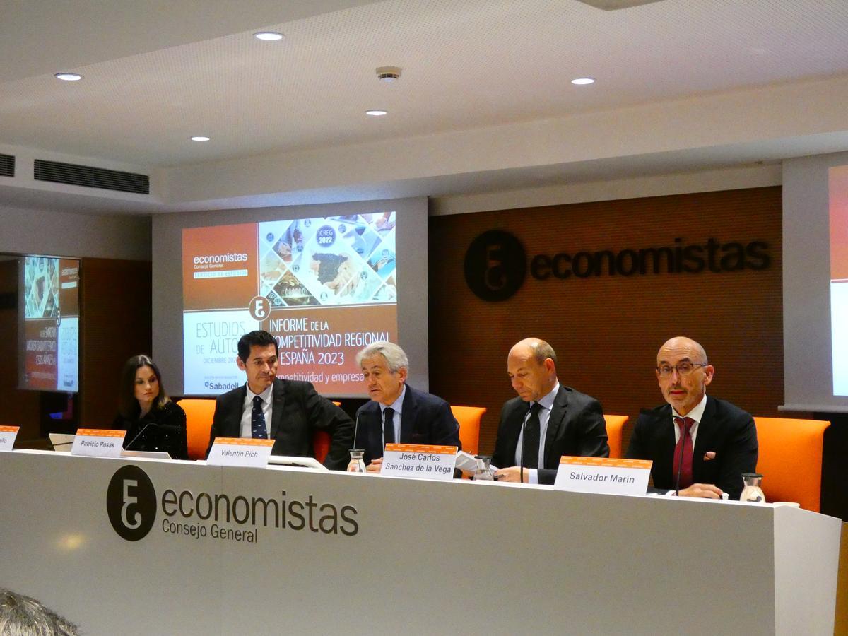 De izquierda a derecha: Sara Argüello, secretaria general técnica del Consejo General de Economistas de España; Patricio Rosas, coordinador del Informe de la competitividad regional en España; Valentín Pich, presidente del Consejo General de Economistas de España; José Carlos Sánchez de la Vega, director técnico del Informe de la competitividad regional en España, y Salvador Marín director del Servicio de Estudios del Consejo General de Economistas de España.