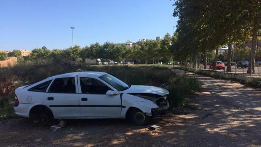 Un vehículo abandonado y desvalijado junto a Ronda Nord