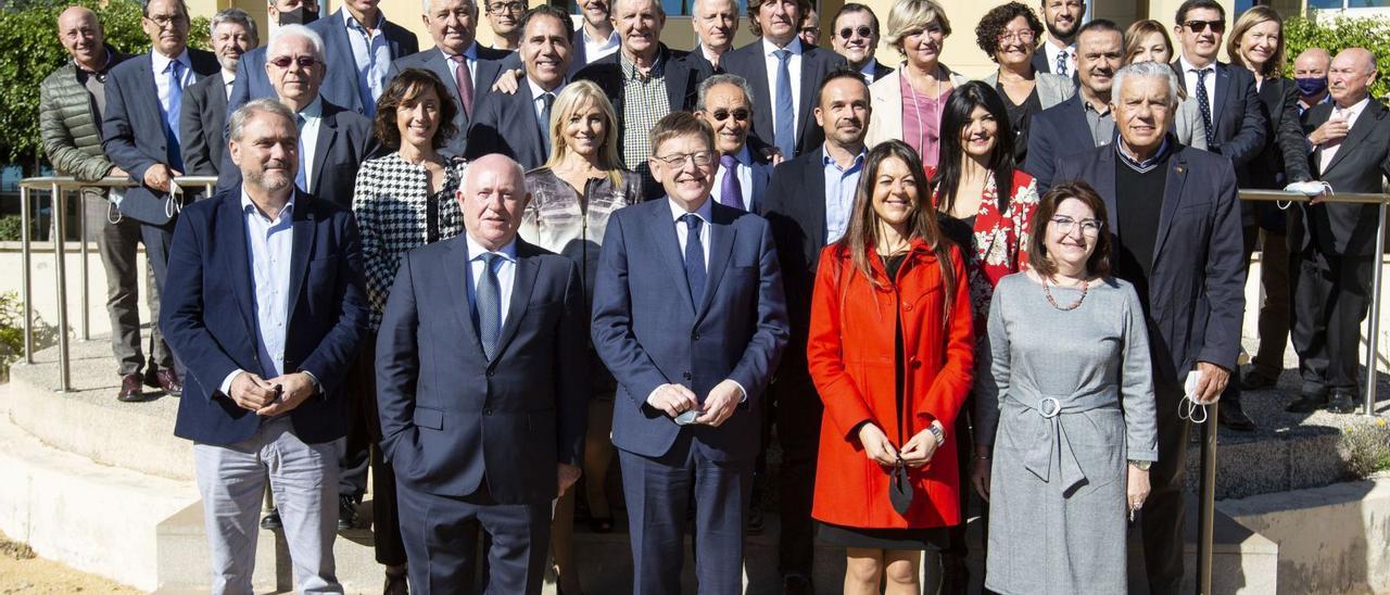 El presidente de la Generalitat junto a la consellera, los rectores de las Universidades de Alicante y Elche, y los patronos de la fundación del Centro de Envejecimiento, ayer en Distrito Digital. | ALEX DOMÍNGUEZ