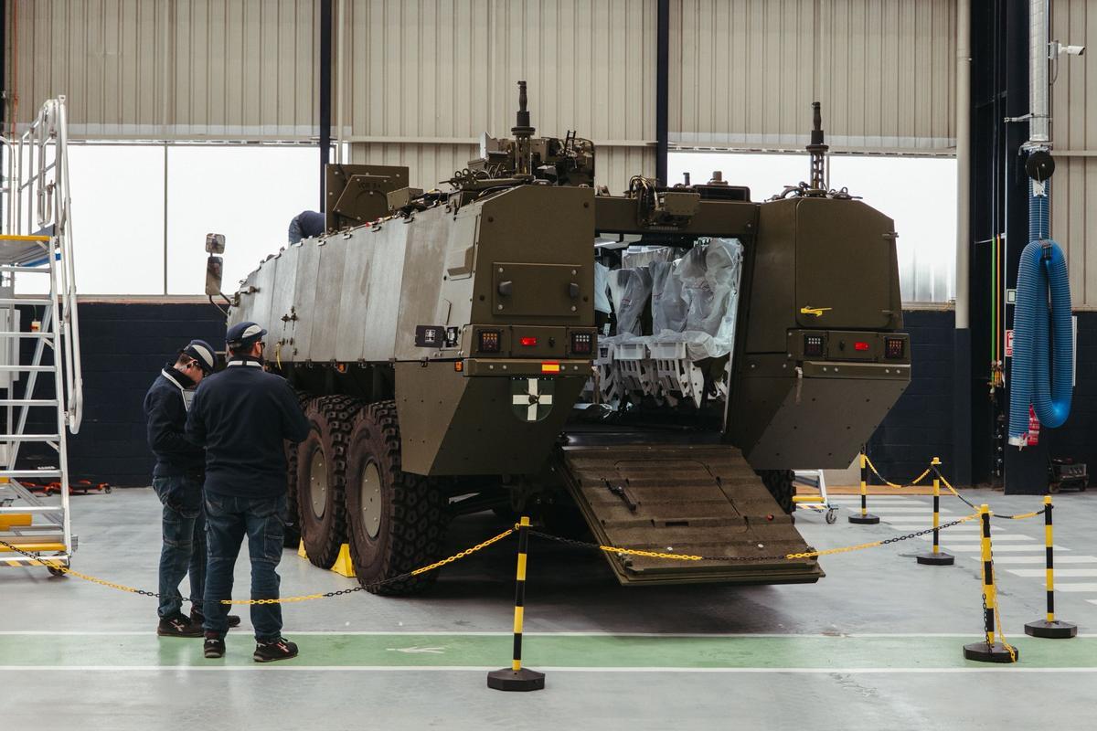 Técnicos de Indra reciben el primer Dragón 8X8 en el Tallerón de Gijón, en diciembre pasado