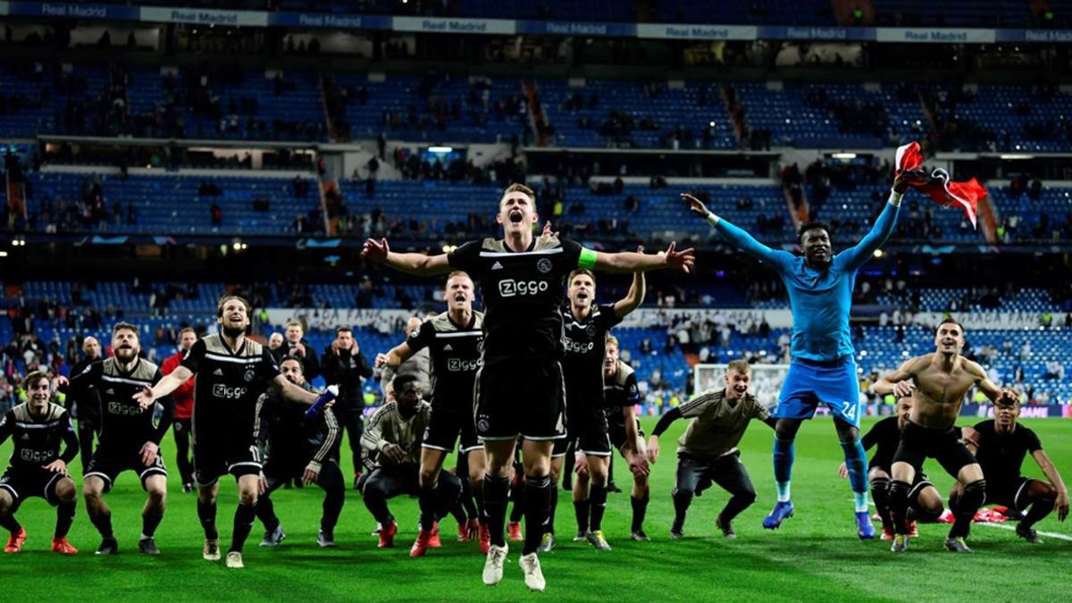 Los jugadores del Ajax celebran al final de la ronda de la Liga de Campeones de la UEFA de 16 partidos de fútbol de la segunda etapa entre el Real Madrid CF y el Ajax en el estadio Santiago Bernabéu en Madrid.