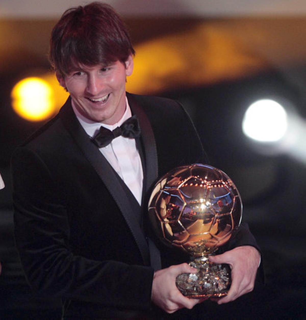 Leo Messi amb la Pilota d’Or 2010, durant la gala organitzada per la FIFA a Zuric.