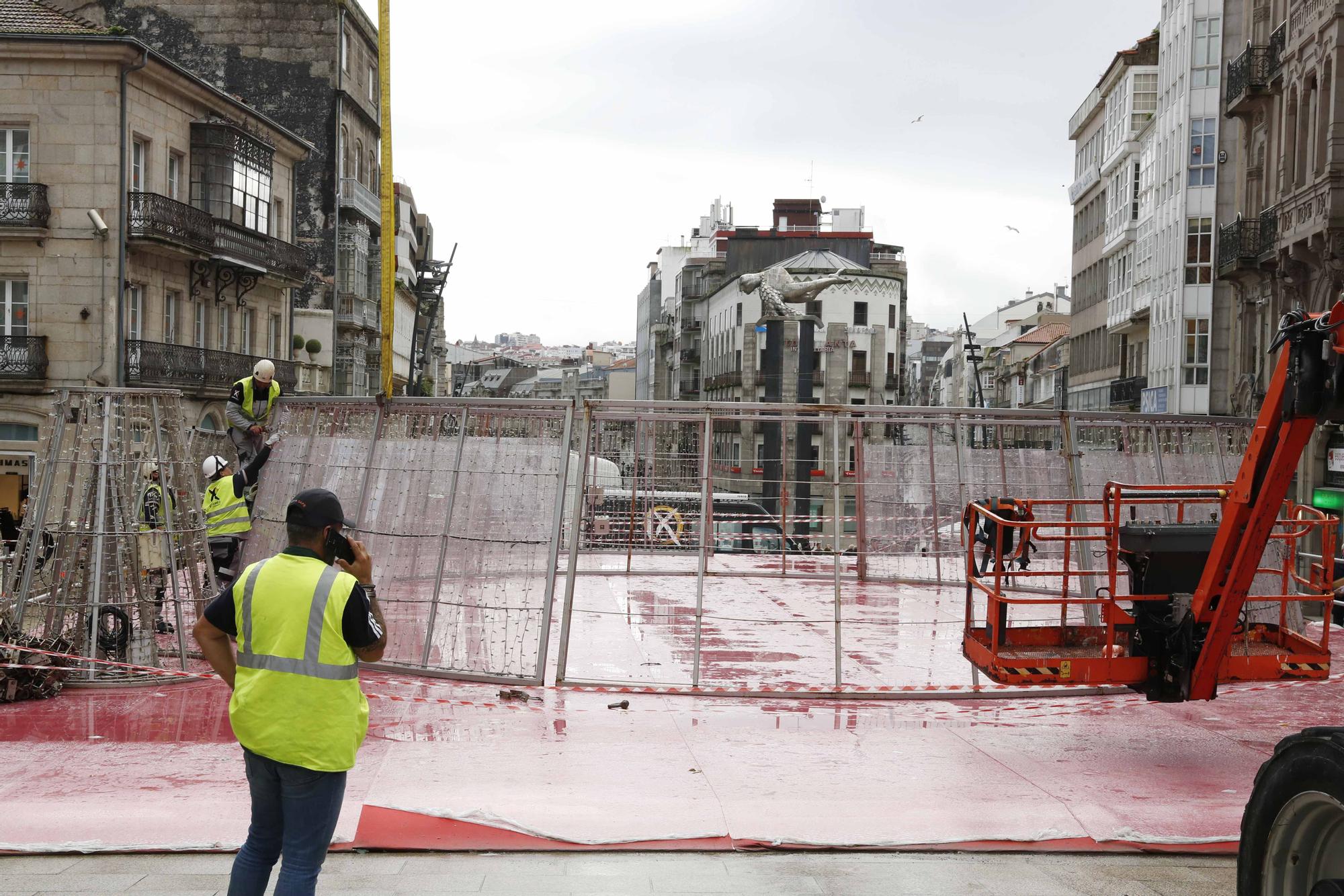 Comienza el montaje del Árbol de Navidad más grande de la historia en Porta do Sol