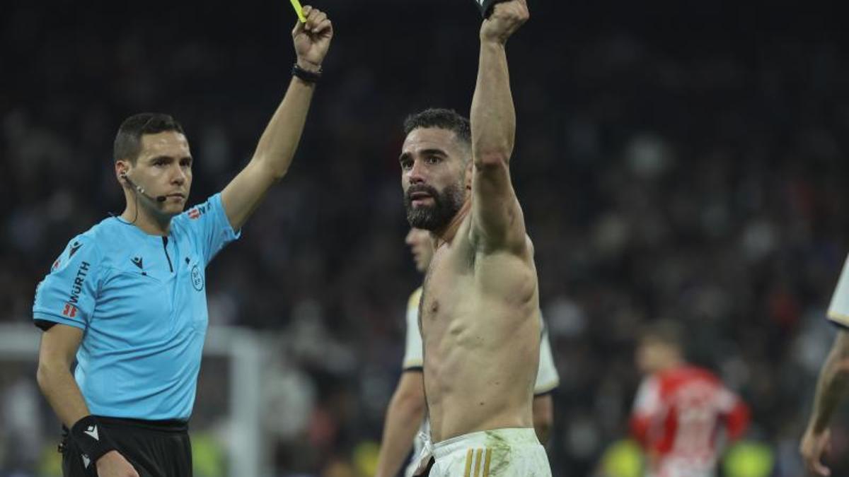 El defensa del Real Madrid Dani Carvajal recibe amarilla tras su gol ante el Almería