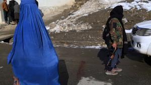 Talibanes aseguran la carretera que lleva a un escondite de militantes del EI.