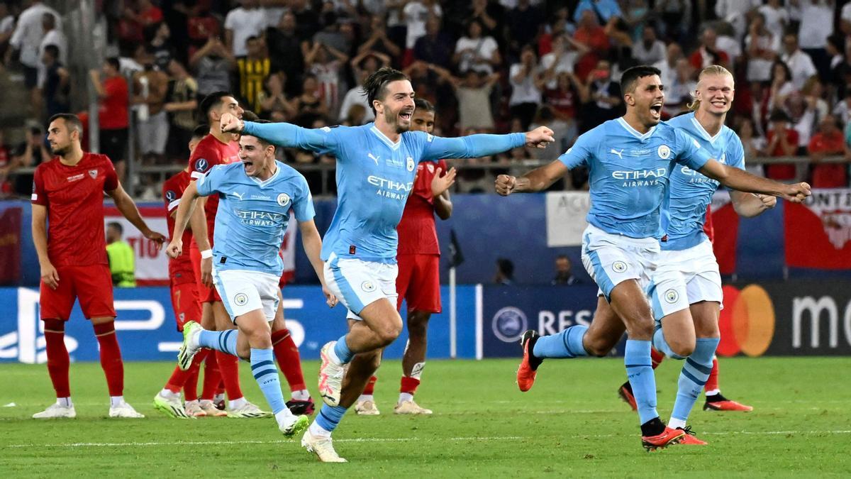 Manchester City's players celebrate victory after the penalty shootout of the 2023 UEFA Super Cup football match between Manchester City and Sevilla at the Georgios Karaiskakis Stadium in Piraeus on August 16, 2023. (Photo by Aris MESSINIS / AFP)