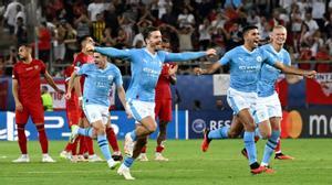 Manchester Citys players celebrate victory after the penalty shootout of the 2023 UEFA Super Cup football match between Manchester City and Sevilla at the Georgios Karaiskakis Stadium in Piraeus on August 16, 2023. (Photo by Aris MESSINIS / AFP)