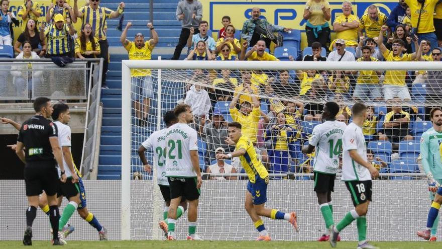 La sangre del héroe Mika y el bisturí de Fuster elevan a la UD Las Palmas