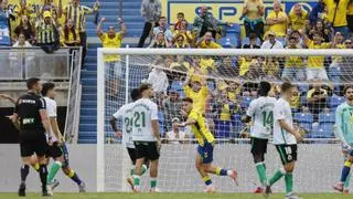 La sangre del héroe Mika y el bisturí de Fuster elevan a la UD Las Palmas