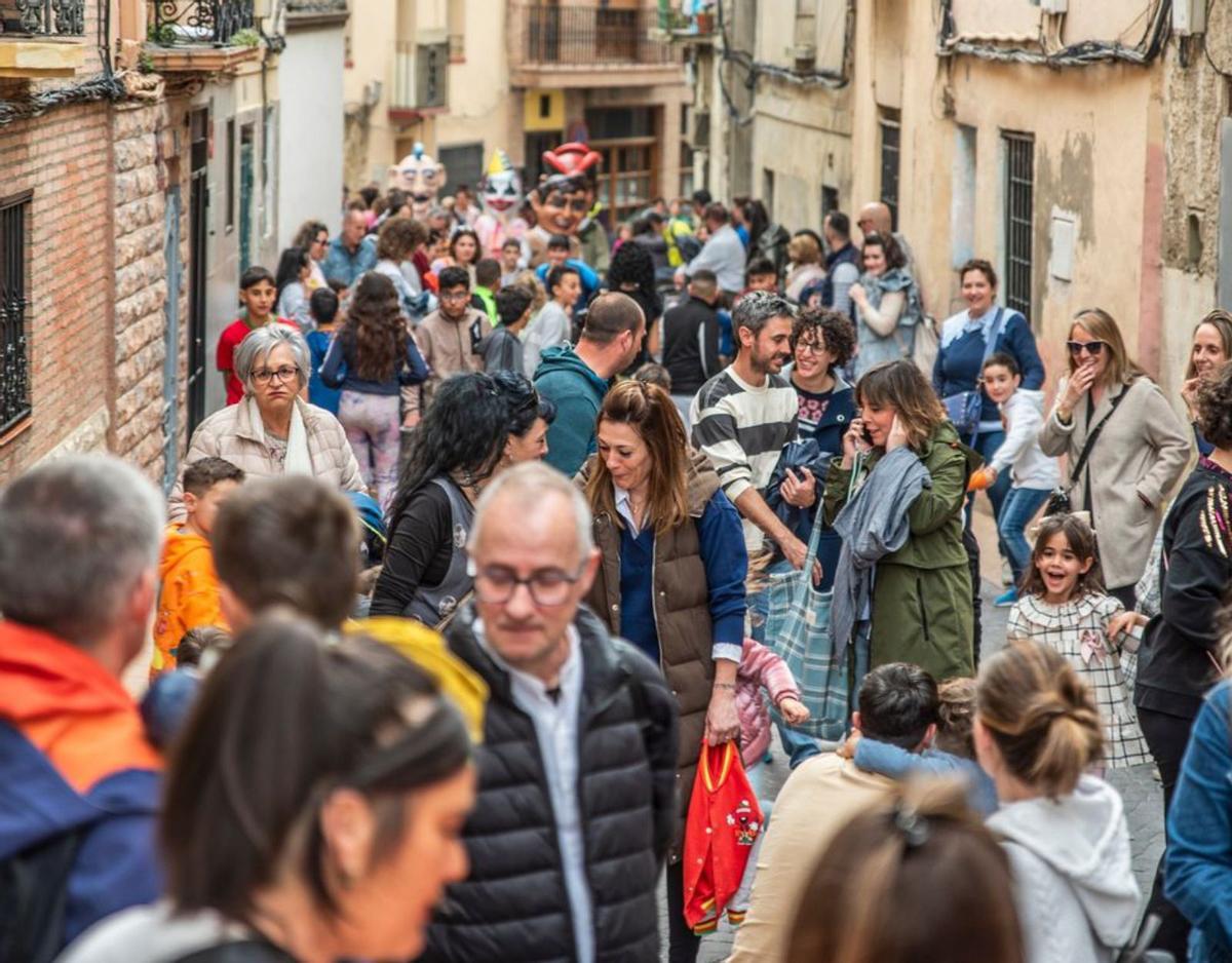 Los cabezudos  hicieron las delicias de las familias con niños.  |