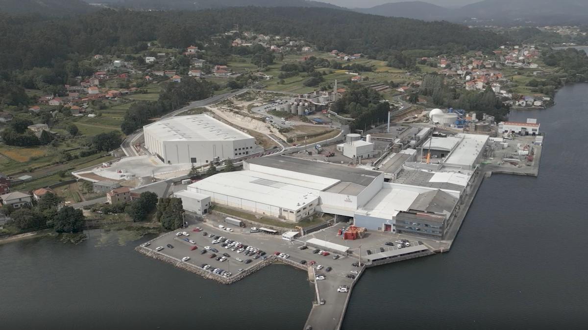 Imagen aérea del complejo fabril de Jealsa, en Boiro.