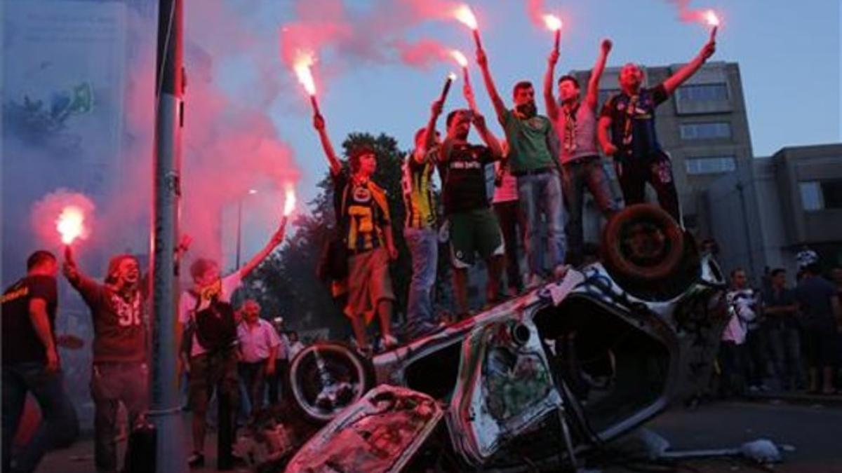 Los seguidores de los equipos de fútbol del Fenerbahce y el Besiktas se unen a las protestas, ayer.