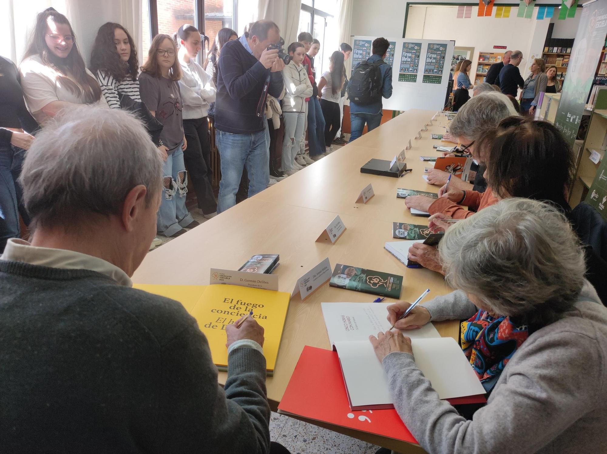 En imágenes: Espectacular jornada literaria para abrir el Foro Comunicación y Escuela de Vegadeo