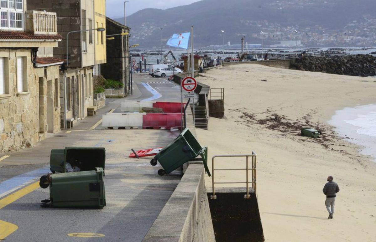 El viento arrastró contenedores hasta la playa de O Con. |