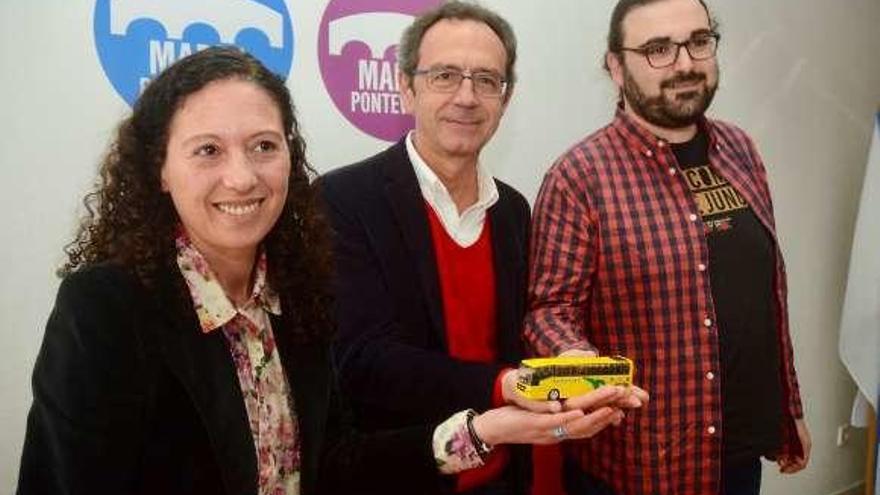 Silvia Díaz, Luis Rei y Aarón Franco, con un pequeño bus. // R. Vázquez