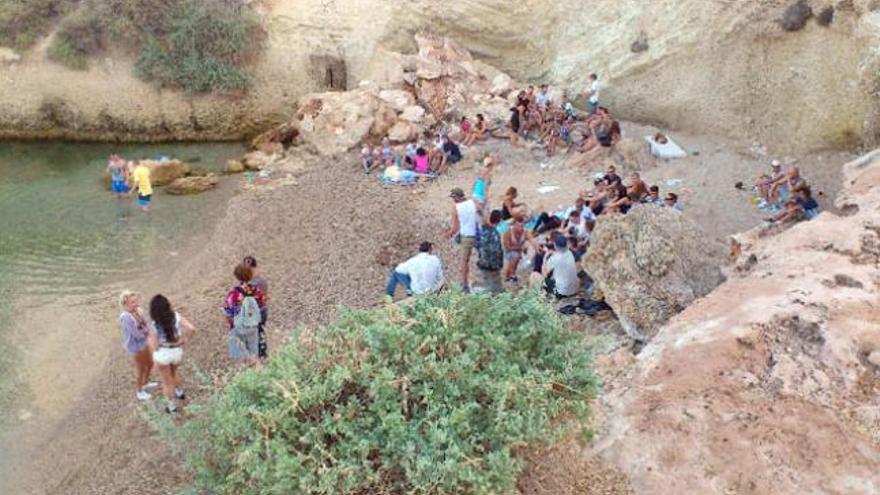 Botellón en la cala de ses Coves Blanques