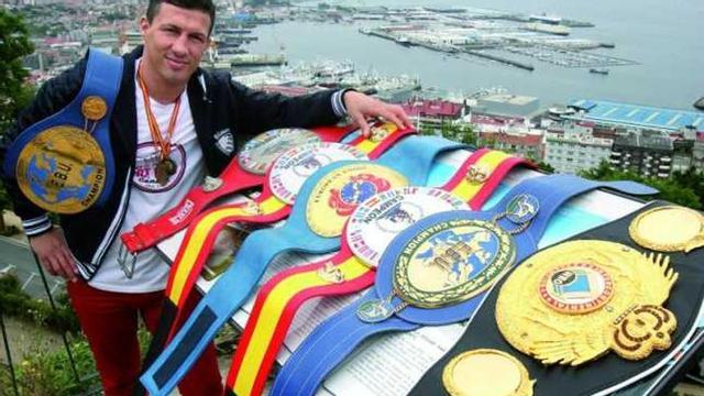 Pozo, en el Castro, con las medallas y cinturones ganados a lo largo de su carrera. // Jesús de Arcos