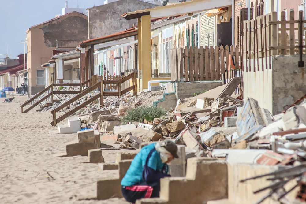 Los vecinos de Babilonia en Guardamar piden al TSJ poder arreglar sus viviendas, en dominio público, tras los temporales de 2016 y 2017. También reclamarán la prórroga de las concesiones.