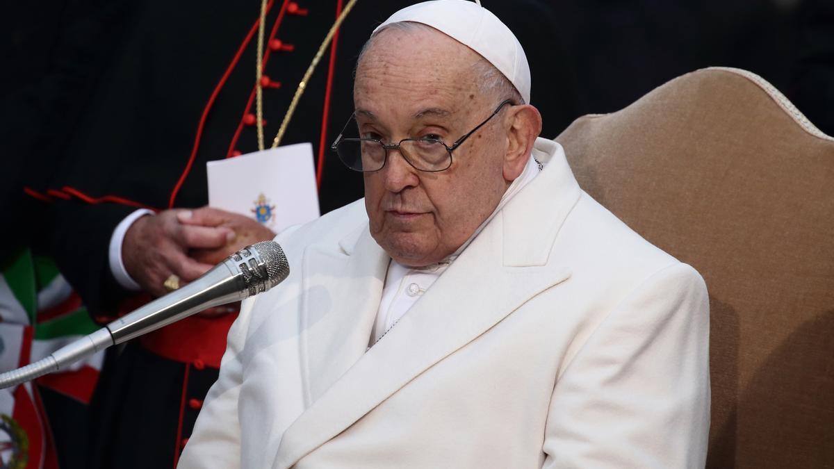 El papa reza por las víctimas de la guerra y pide no confundir la Navidad con consumismo