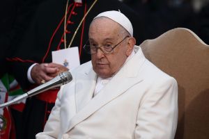 El Papa reza por las víctimas de la guerra y pide no confundir la Navidad con consumismo