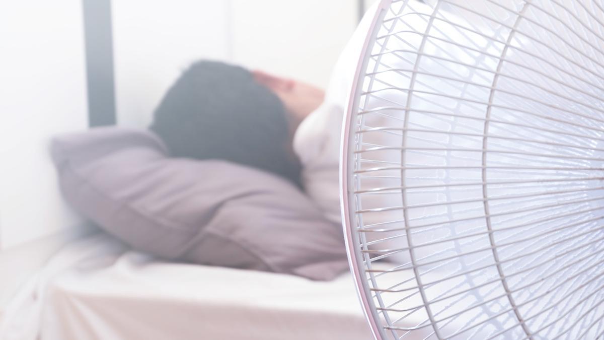 Los riesgos de dormir con el ventilador encendido.