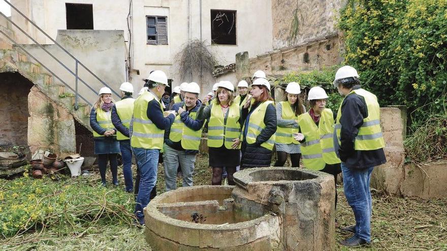 En el centro, Fanny Tur y Francina Armengol, el pasado noviembre, durante una visita al futuro Centre Internacional de Fotografia Toni Catany.