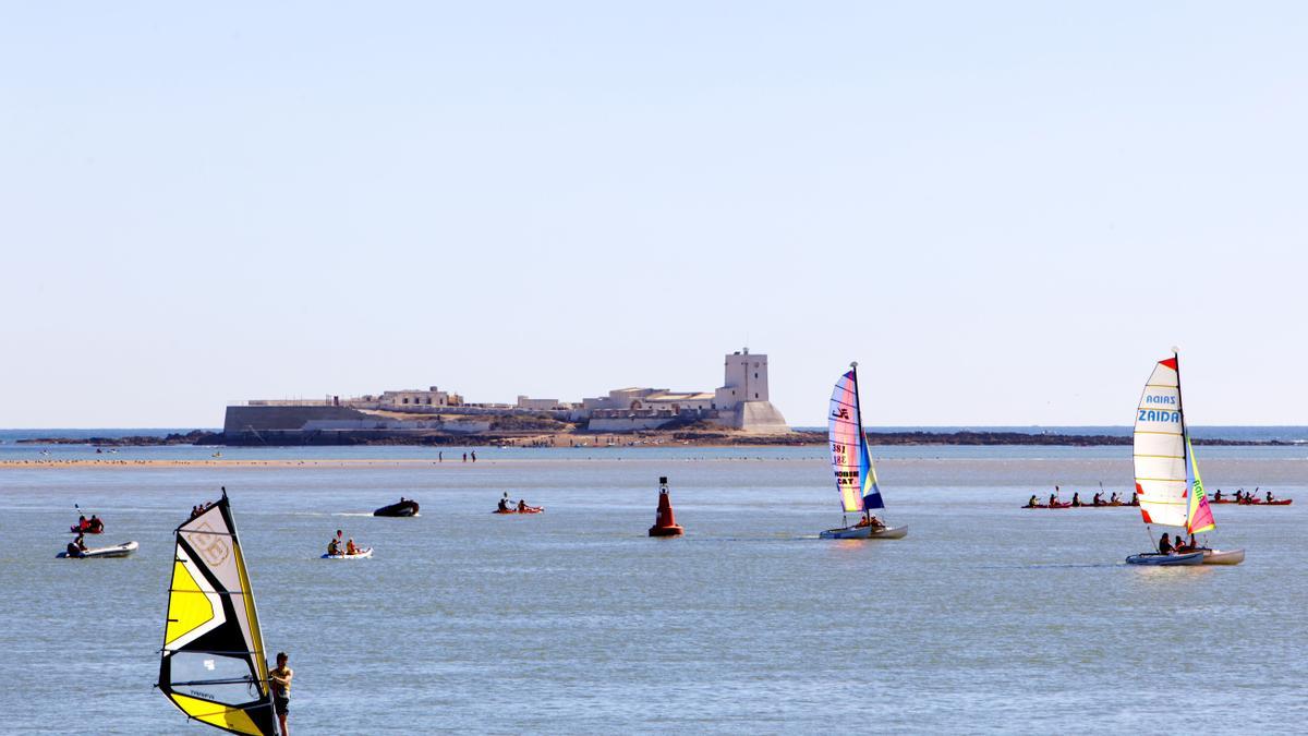 Windsurf en la playa Sancti Petri de Chiclana, en la provincia de Cádiz.