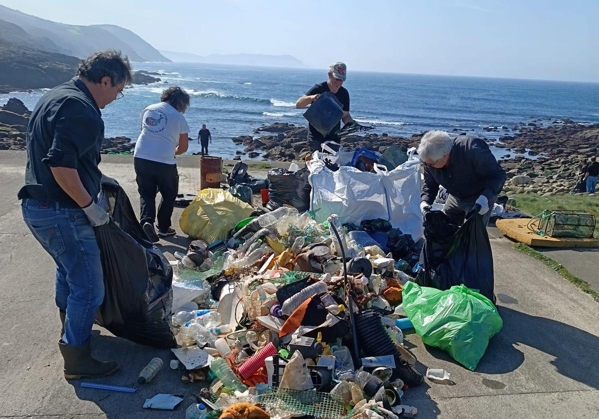 Voluntarios de Mar de Fábula seleccionando o lixo recollido en Touriñán.