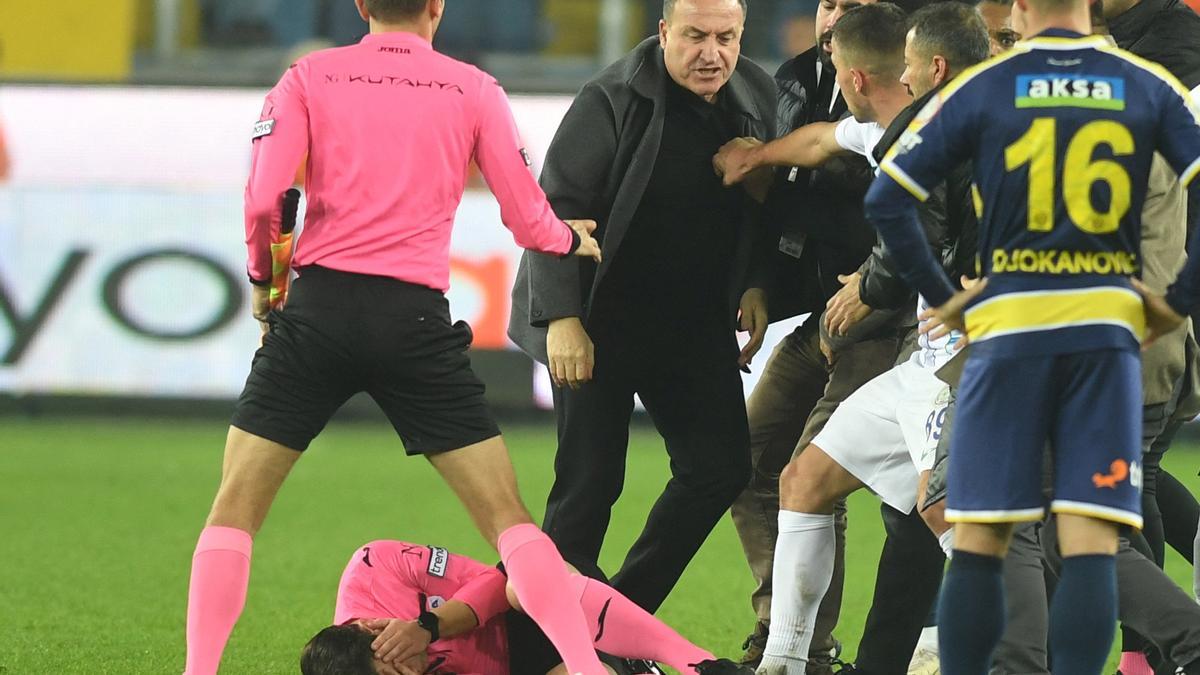 El presidente del MKWE Ankaragucu, Faruk Koca, tras propinar un puñetazo al árbitro Halil Umut Meler.