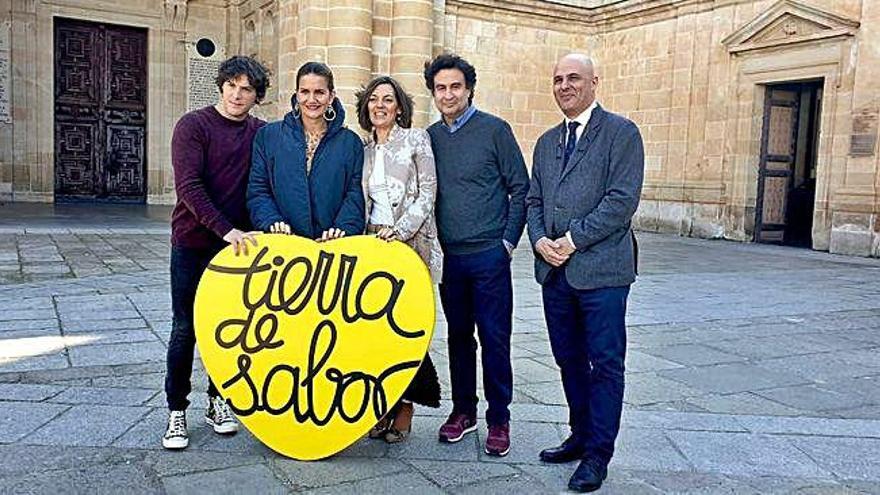 La consejera de Agricultura y Ganadería, Milagros Marcos, junto a los miembros del jurado y el presidente del Itacyl con la Catedral de Zamora de fondo.