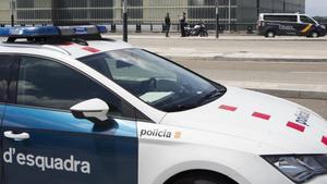 El Prat de Llobregat 18 05 2017 Ambiente en  el aeroport aeropuerto en  la Terminal T-1 En la imagen vehiculos de los Mossos y Policia Nacional  Fotografia Albert Bertran