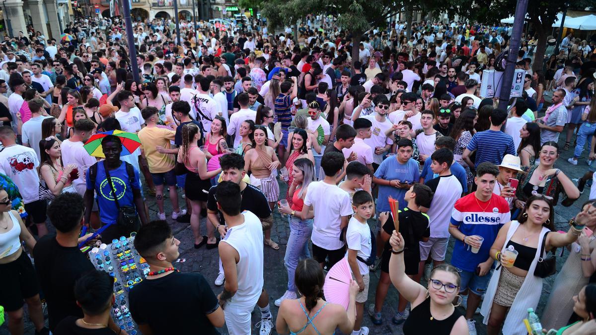 La plaza Mayor llena, en la sesión de disc jockeys del viernes de feria.