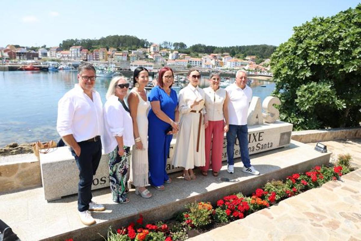 A artista coa alcaldesa e edís locais na capital camariñana.