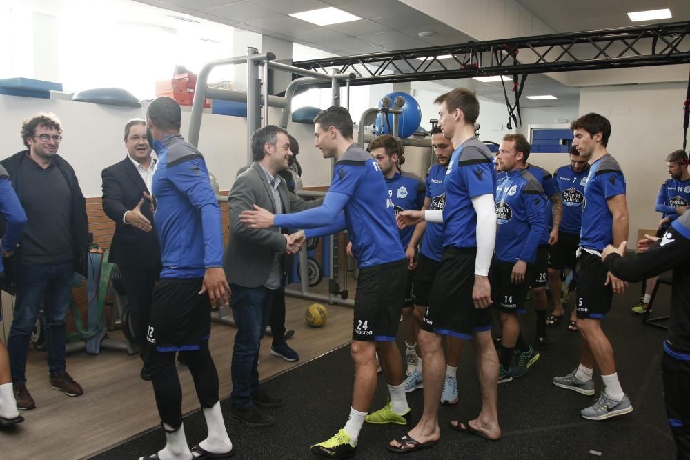 El presidente del Deportivo, Tino Fernández, acompañóal alcalde en su reunión con el equipo.