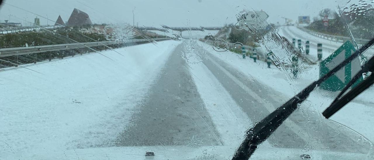 La granizada ha cortado la A-23 y provocado varios accidentes en la provincia de Teruel.