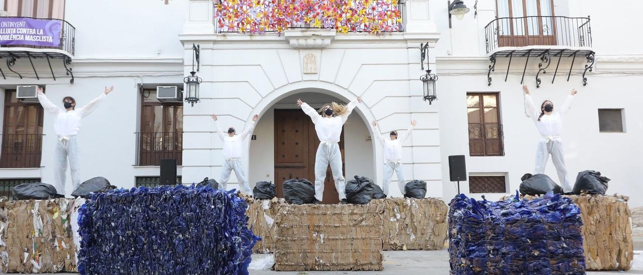 Espectáculo &quot;InSOStenible&quot; en Ontinyent