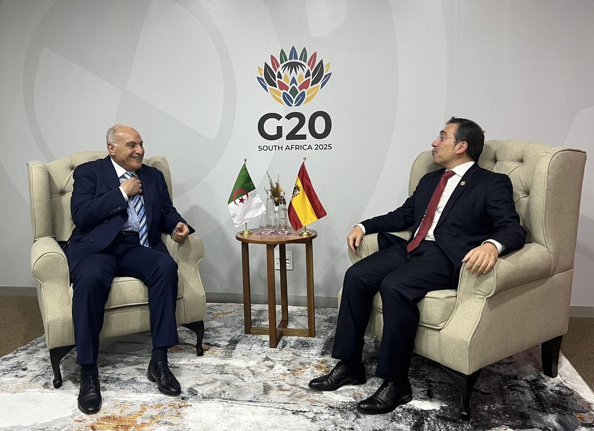 El ministro de Exteriores de Argelia, Ahmed Attaf, y el ministro de Asuntos Exteriores, Unión Europea y Cooperación de España, José Manuel Albares, en los aledaños del G20 en Johannesburgo.