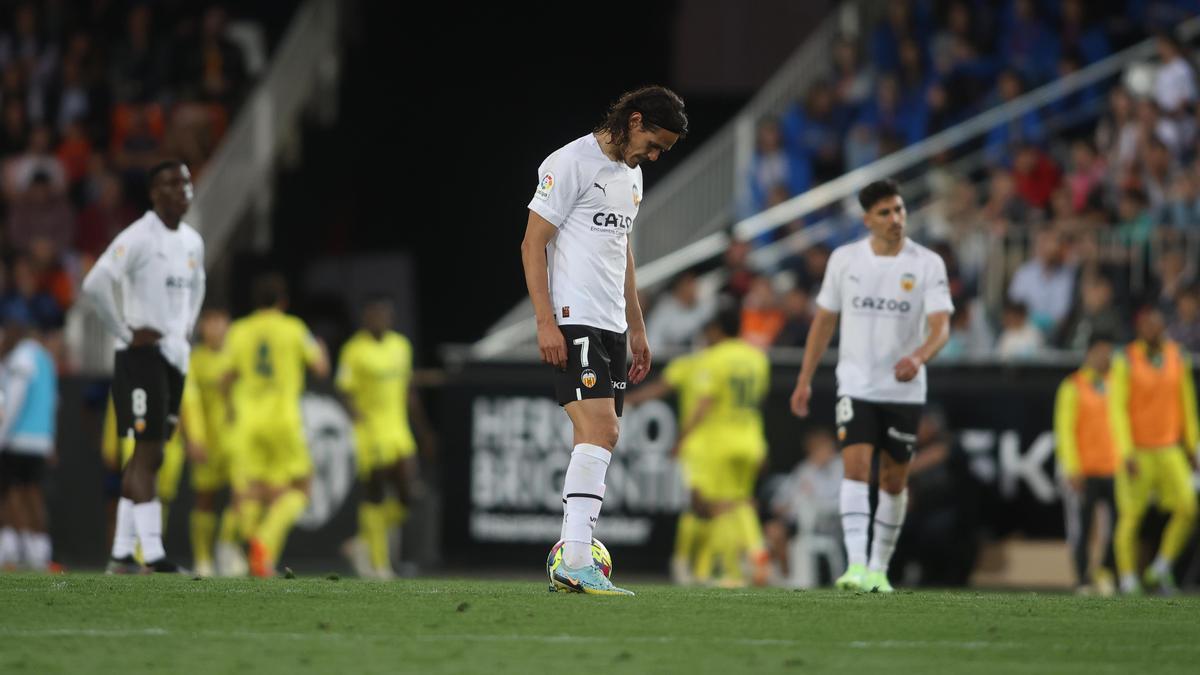 Cavani, lamentándose en Mestalla