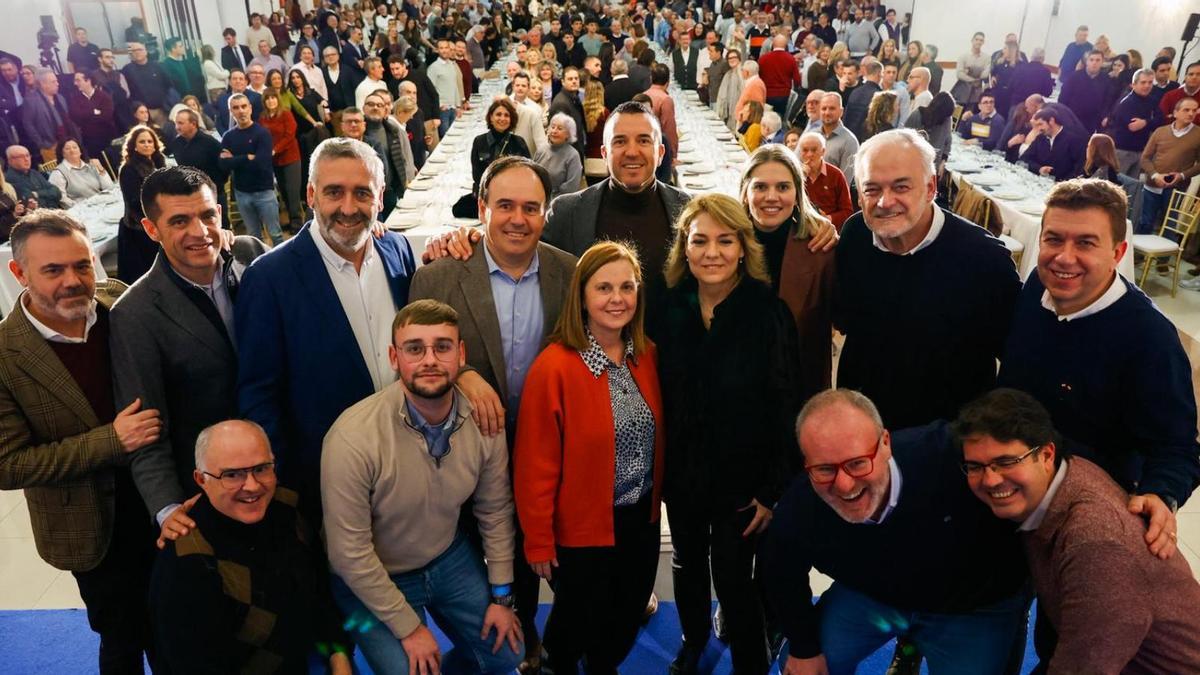 Mompó junto al presidente de la Generalitat, Juanfran Pérez Llorca, y Esteban González Pons, vicepresidente del Parlamento Europeo, entre otros..