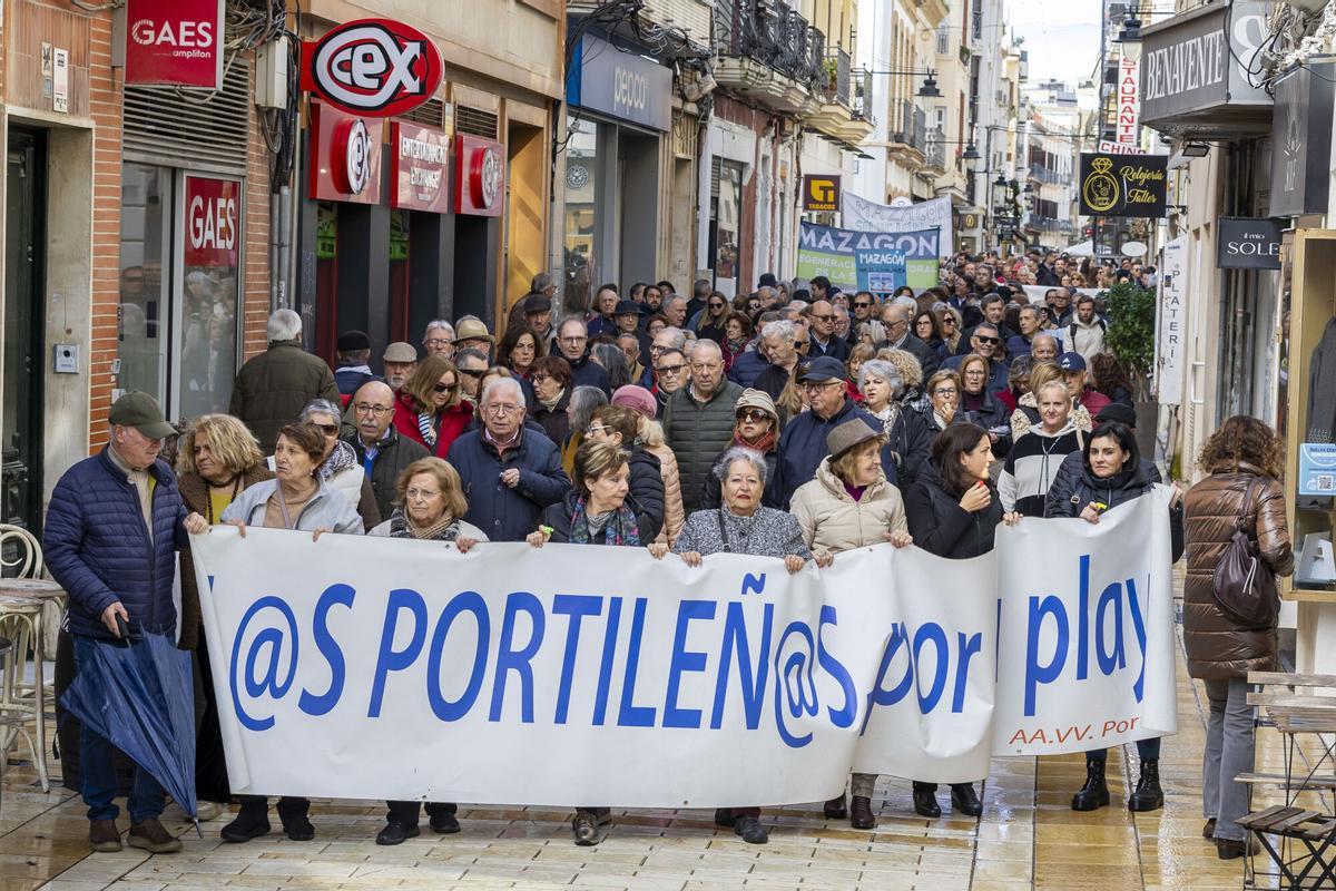 Vecinos de la costa onubense se han manifestado este viernes en Huelva.