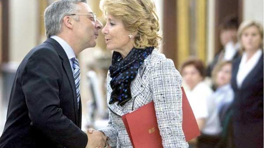 José Blanco besa a Esperanza Aguirre, antes de la reunión en el Ministerio de Fomento.