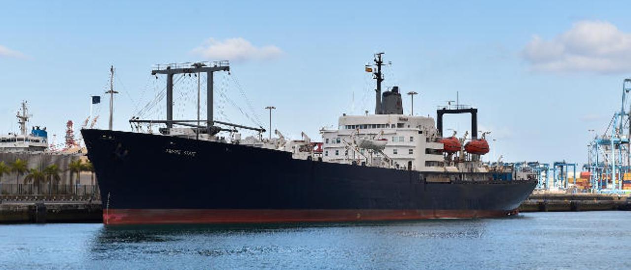 El buque escuela &#039;Empire State&#039; atracado ayer en el muelle de Santa Catalina del Puerto de La Luz.